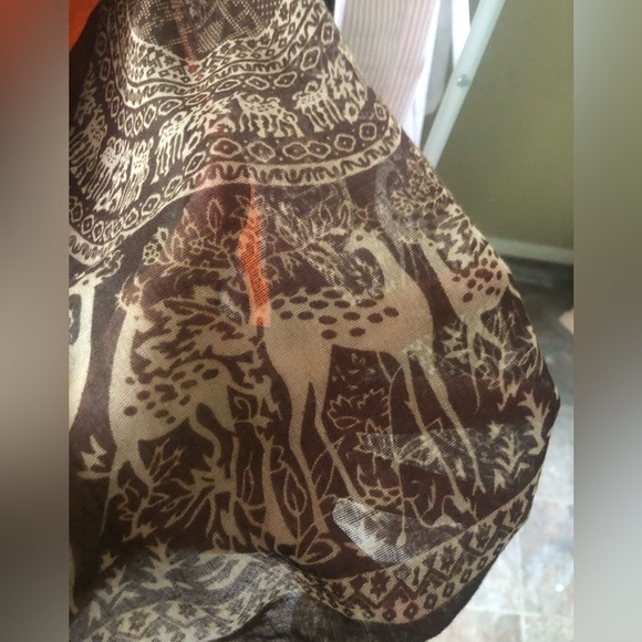 Unbranded satin-like scarf deer patterned - Picture 4 of 4